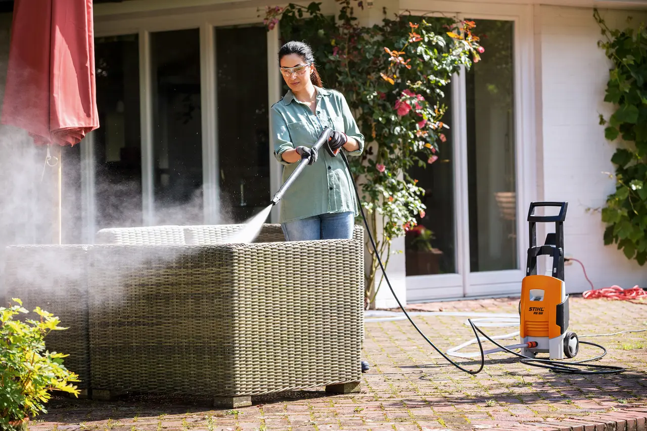 Cleaning a wooden deck with a STIHL high-pressure water blaster